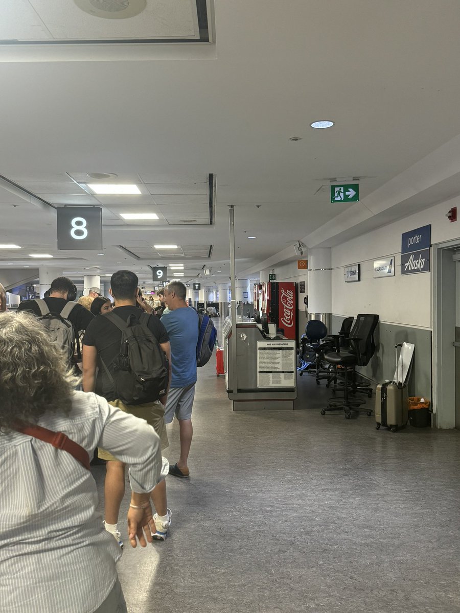 iamscolian's tweet photo. Flight once again got diverted to come back to the Pearson PD2397. Flight crew tells us there will be Porter staff to assist us. 10 min in and no one !! 
@__AskPorter @porterairlines https://t.co/3lxBfcDOkB