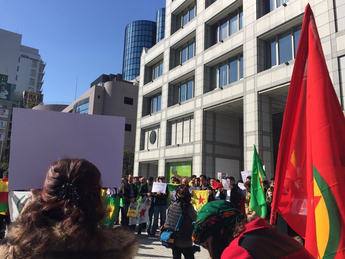 ノー天気に夫が家を買い、ヨガばかりやっている在日クルド人女性。難民で日本にいるのに、「日本人は薄汚い」と言って、PKK旗を掲げていますね。クルド団体理事長の嫁です。ツイッター消せなくなったようなので、拡散しておきましょう。こんなのが「難民」。女性に教育がない集団