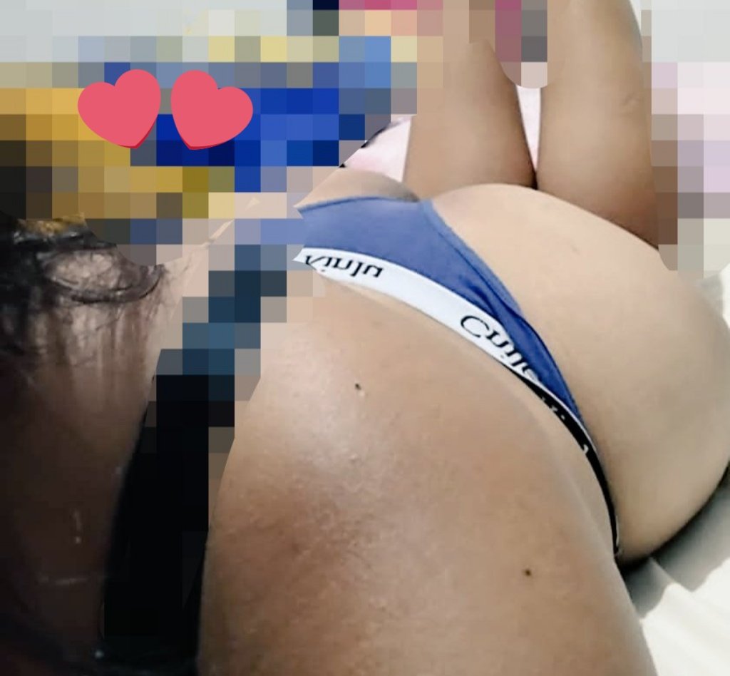 Día pesado pero xfin a descansar 
Un poquito chueca la tanga pero como quiera ahorita me la van a quitar ☺️
El que mande DM le pasó la foto de frente😈