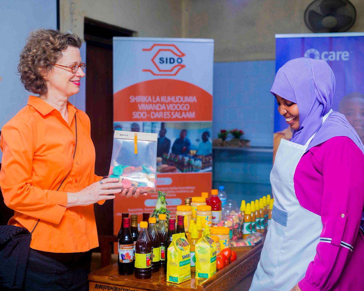 CARETanzania's tweet image. After graduating from university, #MwanahawaRamadhani was eager to expand her skill set. With a passion for food products, she joined the @USAID Kijana Nahodha project and honed her food processing skills at the  #SIDO in Dar es Salaam. Today, she owns and runs her own business.