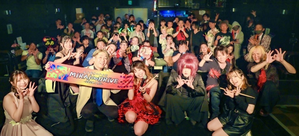 SIMON_hachimits's tweet photo. 昨日はありがとうございました〜！✨
ライブ大成功に終わりました👍

観客の皆さんも出演者の皆さんもびっくりするくらいアットホームなムードで
緊張せずにできました😊

写真NGを考慮してくれたり色々ありがとうこざいますm(_ _)m

メッチャ楽しかった！
またリアルライブやりましょう🔥 https://t.co/PoEPl0lvvO
