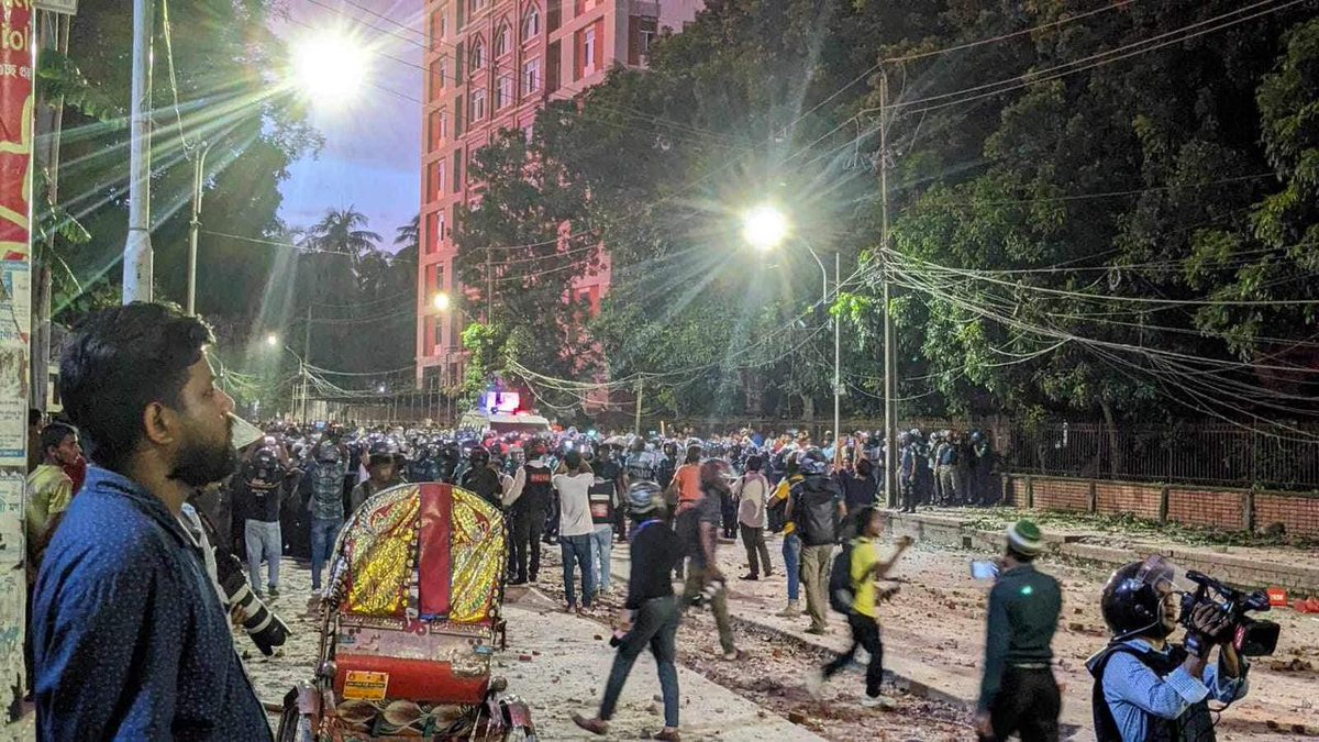 brightvcfd's tweet photo. WAKE UP WORLD‼️

Hello brights we need your help please make this tweet viral to  make this international news please 🙏 #save_bangladesh_student #DhakaUniversityIsUnderAttack #DhakaUniversityIsUnderAttack #DhakaUnversity #QoutaReformMovement https://t.co/T4rX6VlgBA