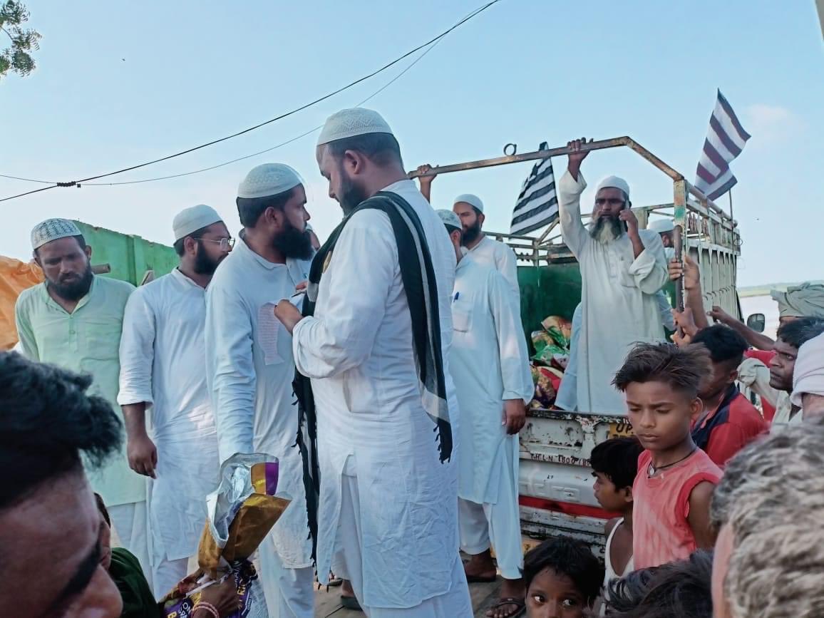 themohdhssan's tweet photo. The local unit of @JamiatUlama_in in Sitapur (U.P) provided aid to people affected by the floods. Without any religious or community discrimination, essential items like lentils, flour, rice, oil, salt, spices, were distributed to those in need.
@mahmoodAmadani 
@mssitapuri https://t.co/kEzWrj73AN