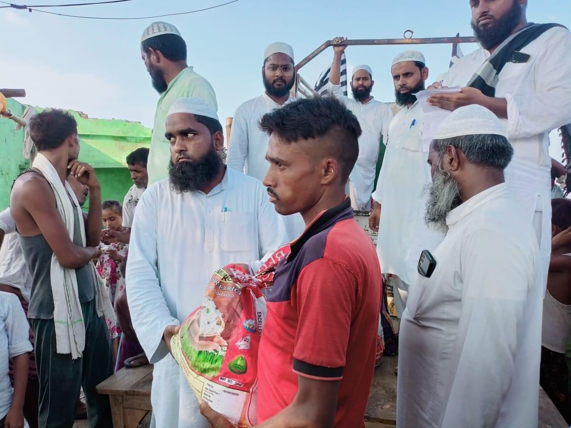 themohdhssan's tweet photo. The local unit of @JamiatUlama_in in Sitapur (U.P) provided aid to people affected by the floods. Without any religious or community discrimination, essential items like lentils, flour, rice, oil, salt, spices, were distributed to those in need.
@mahmoodAmadani 
@mssitapuri https://t.co/kEzWrj73AN