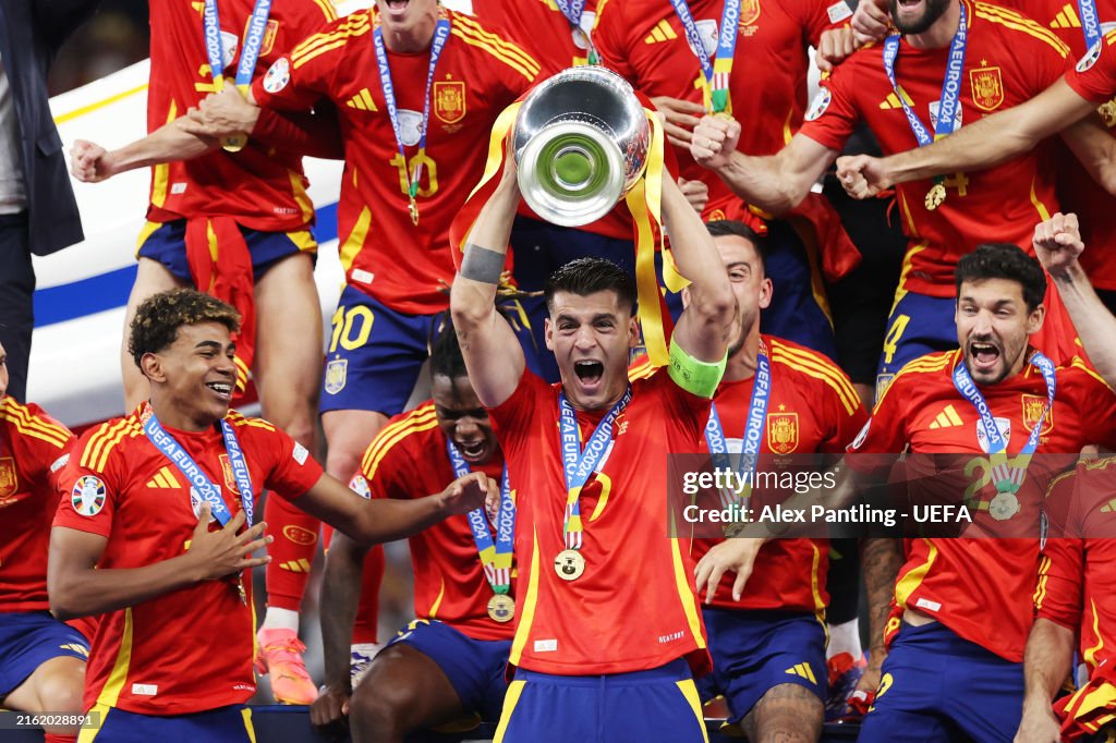 *Bersikap baik, mengayomi, sering berbagi cerita kepada pemain muda: Lamine Yamal, Nico Williams, Fermin Lopez, Alex Baena.

*Mengajarkan Marc Cucurella dan Alex Remiro bermain golf.

*Menjadi partner bermain poker terbaik bagi Dani Carvajal, Joselu, David Raya, dan Ayoze Perez.