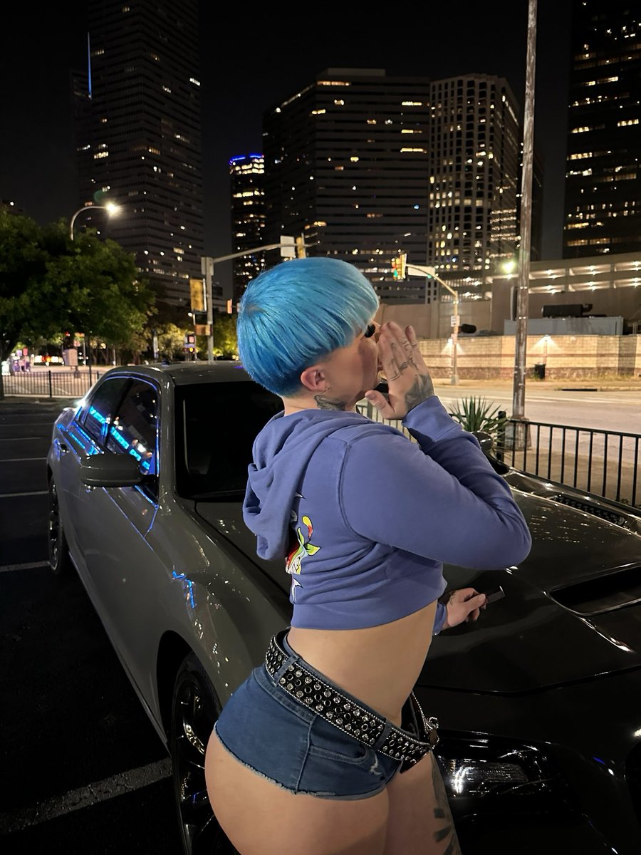 You dont hear me thinkin bout you? 💙 https://t.co/l37Ghd8KiD
