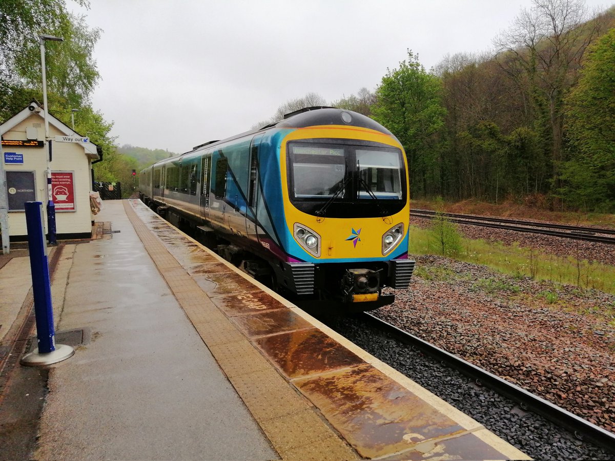 SteelCityDog_'s tweet image. #unitphottersunite - A photo that pre-dates Dore's second platform, and in similarly damp conditions!

TransPennine Express #class185 'Desiro' 185151 is snapped at #DoreAndTotley, making its way over to Manchester Piccadilly, back on the 15th of May 2021.