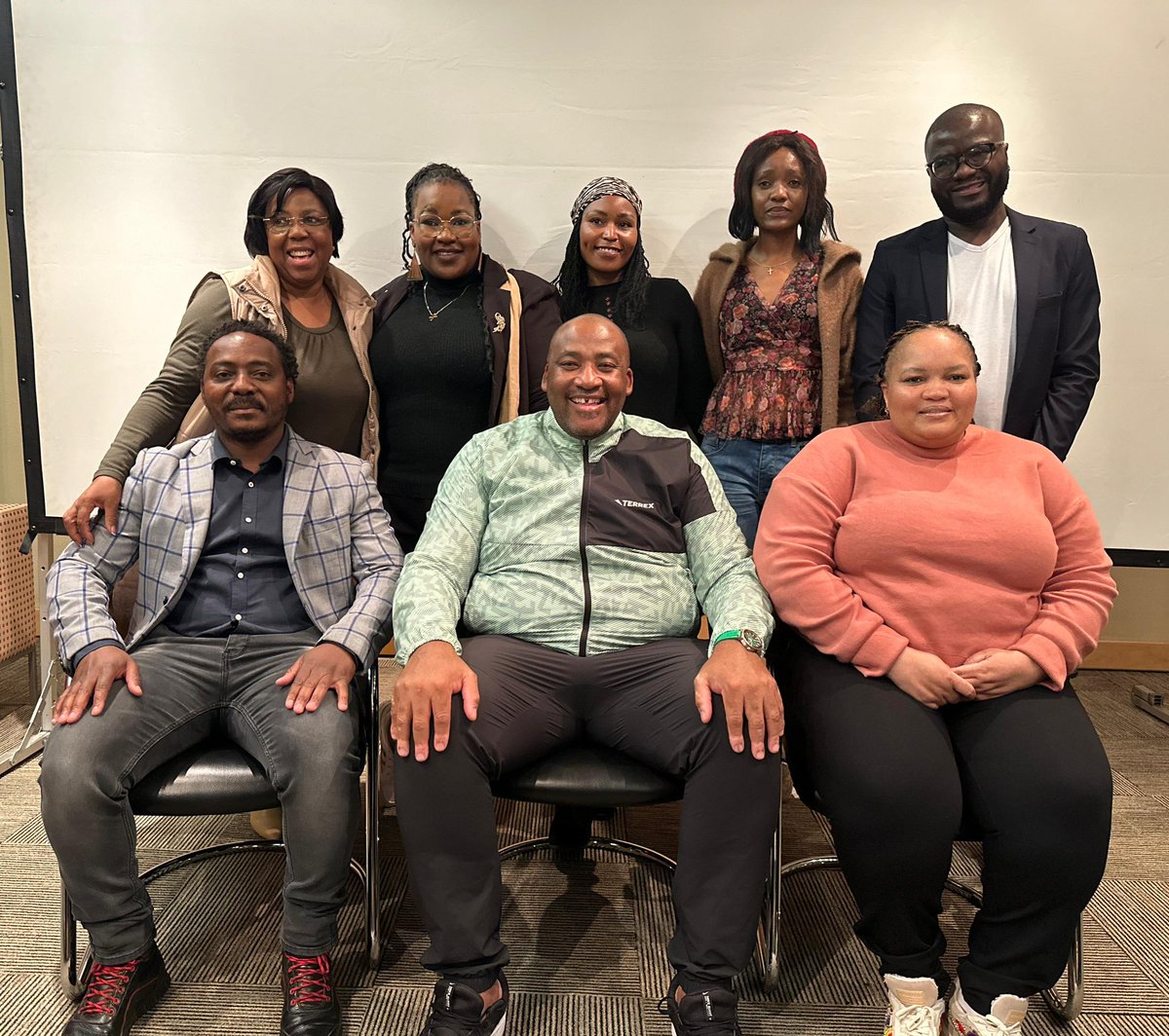 I had 10 meetings yesterday, I arrive everyday at my office at 7am and leaves around 11am, I mention my work on social media because the media lies constantly abt me, I prefer to keep ppl up to date myself. Julle baiza, ek baiza nie btw, I love Donald Trump. Salute