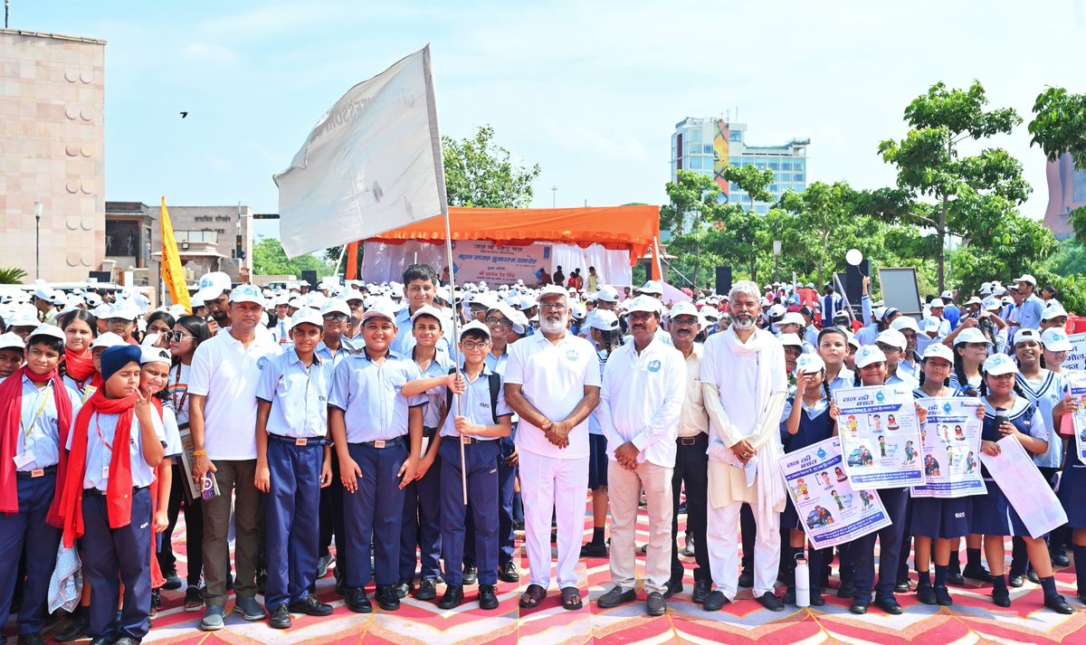 जल संरक्षण का करें उपाय,
जीवन में खुशहाली लाएं!

आज 1090 चौराहा, लखनऊ में भूजल सप्ताह के अवसर पर अटल भूजल योजना में आच्छादित विकास खण्डों में जल कोष यात्रा का शुभारम्भ किया। विभिन्न स्कूलों के छात्र-छात्राओं ने इस यात्रा में प्रतिभाग कर भूजल संरक्षण हेतु नारे लगाकर जन-जागरूकता