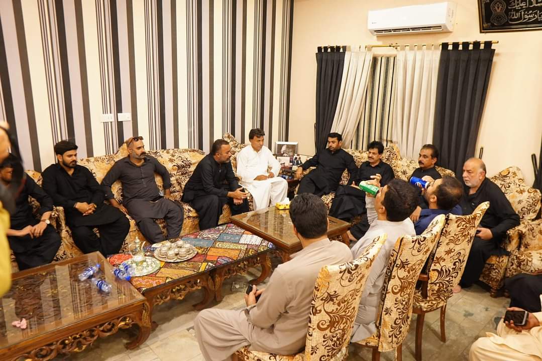 BasitKh08833963's tweet photo. مورخہ 15 / 07 / 2024

میئر حیدرآباد سردار کاشف شورو نے وزیراعلیٰ سندھ کے معاون خصوصی عبدالجبار خان کے ہمراہ انجنیئر علی رضا انجینرنگ فارم کے سینئر نائب صدر اور یوتھ ونگ PS.63 کے عبدل بسط خان نے وائس چیئرمین ٹاؤن میونسپل کارپوریشن میاں سرفراز سید فیاض علی شاہ کے نیاز میں شرکت کی.. https://t.co/0sPNMjez2S