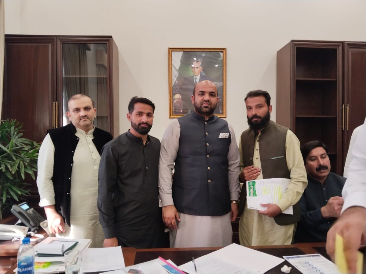 LabAttendantPK's tweet photo. صدر لیب اٹینڈنٹ ایسوسی ایشن چوہدری وسیم اختر کمبوہ کی لیب اٹینڈنٹس کی اپگریڈیشن کے لیے وزیر تعلیم رانا سکندر حیات سے ملاقات 🌷
#LabAttendant #Association #Education #Punjab
@RanaSikandarH @MaryamNSharif https://t.co/7hYbd6nvKp