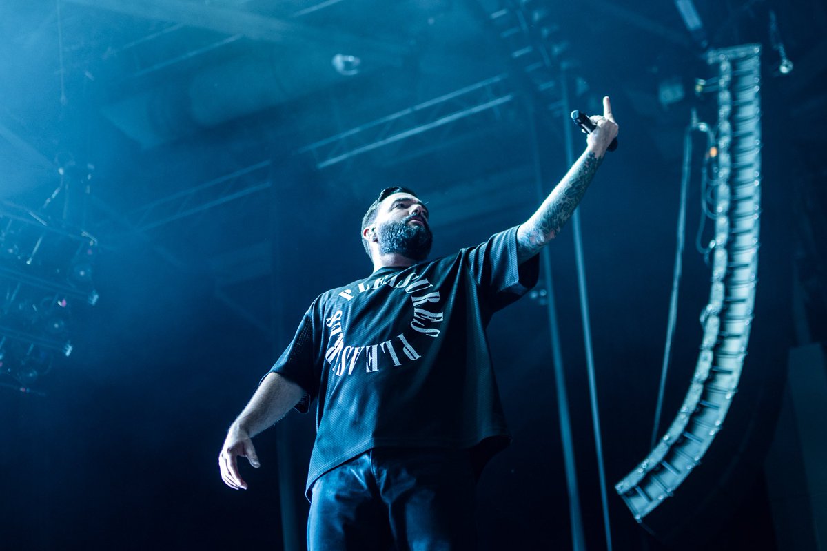 rmdowd's tweet photo. 🔥@jeremymckinnon of @adtr tonight in Seattle 🔥 https://t.co/VJizQmowMT