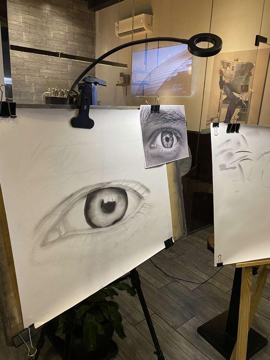 بعض الصور من ورشة مشاعر عين / الرسم بالفحم..
للرسامة التشكيلية : بيان باربود.
#حكاية_الرسام