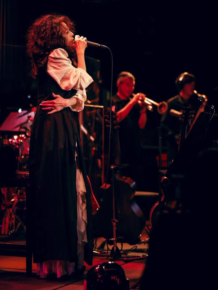 中森明菜が6年半ぶりのステージでヨウジヤマモトを着て登場との事