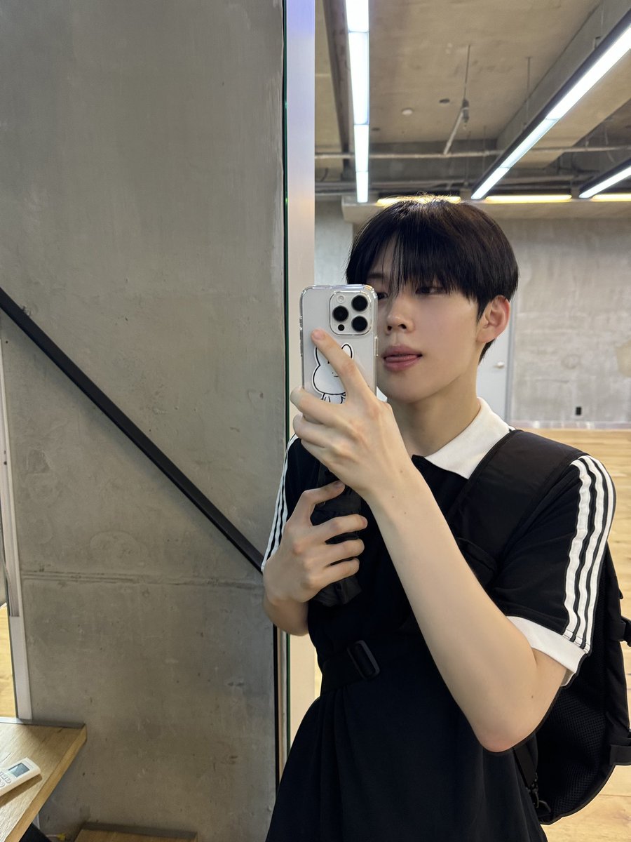 BAE173_member's tweet photo. [#영서]

비 맞지 말고 우산 꼭 챙기기!☔️

#BAE173 #비에이이173 
#YOUNGSEO https://t.co/mnlwtfVbFx