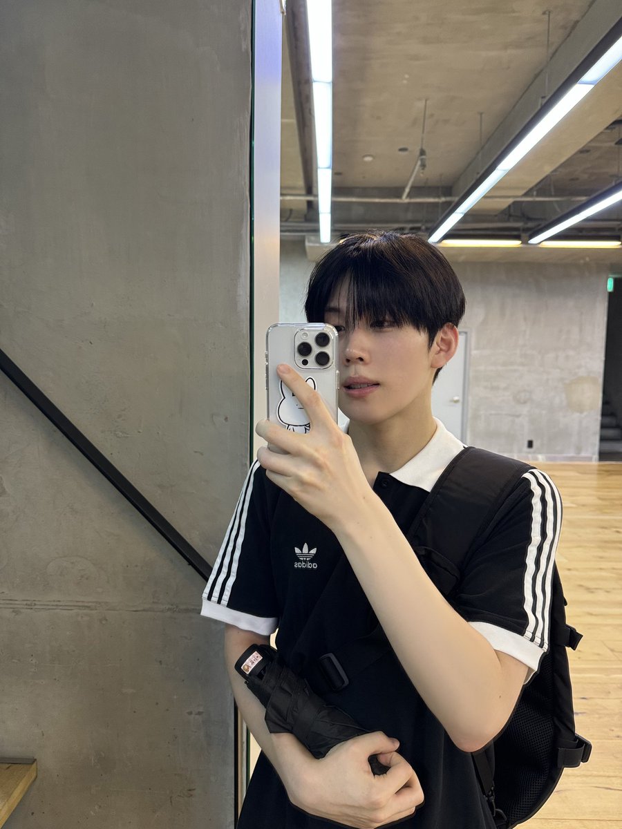 BAE173_member's tweet photo. [#영서]

비 맞지 말고 우산 꼭 챙기기!☔️

#BAE173 #비에이이173 
#YOUNGSEO https://t.co/mnlwtfVbFx