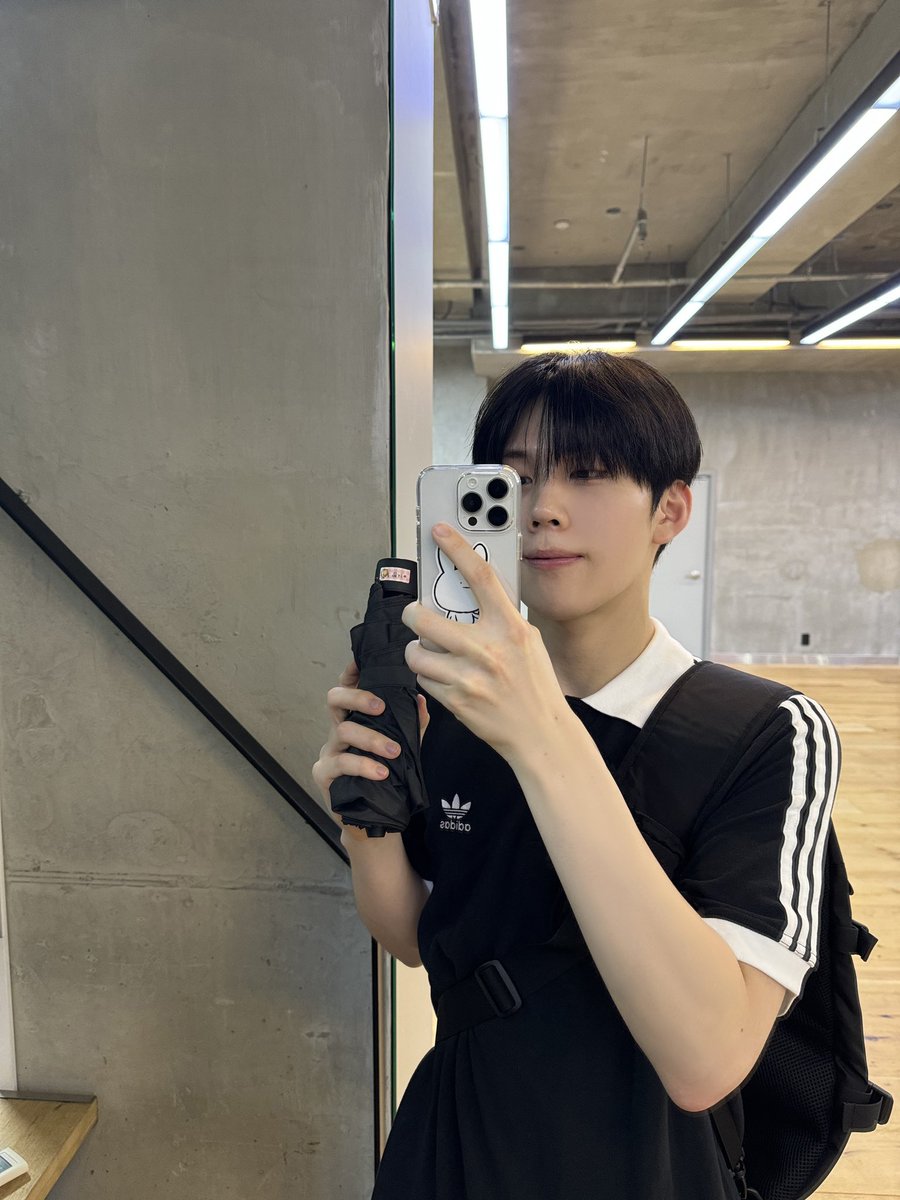 BAE173_member's tweet photo. [#영서]

비 맞지 말고 우산 꼭 챙기기!☔️

#BAE173 #비에이이173 
#YOUNGSEO https://t.co/mnlwtfVbFx