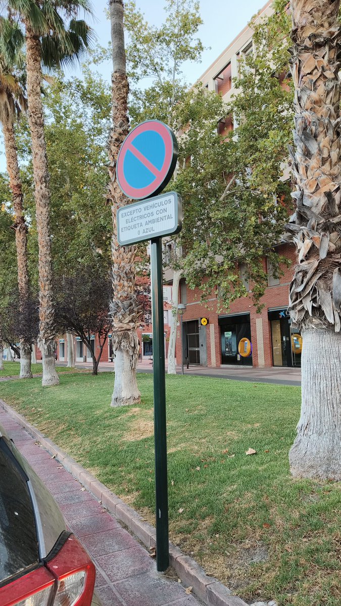 alfonso_chic's tweet photo. Cuando la gente aparca sin respetar la señalización... Movilidad eléctrica.... @MurciaPolicia estaría bien una visita por la Avenida Don Juan de Borbón, no todo el mundo respeta la señalización #felizmartes #multa https://t.co/itEXwi7LvG