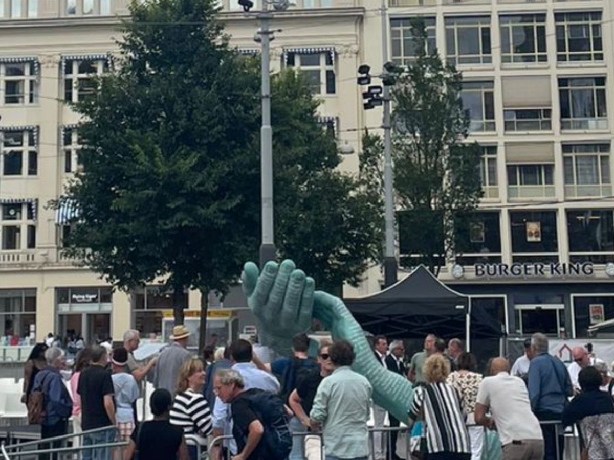 marijkedentz's tweet image. #PeterRDeVries💔

Gisteren stuurde 020-zoon onderstaande foto…

Monument voor Peter R.

Neen, ik verklaar hem niet heilig, maar amai, wat heeft hij veel voor heel veel mensen kunnen betekenen.

Respect, respect, respect.

Out🩵