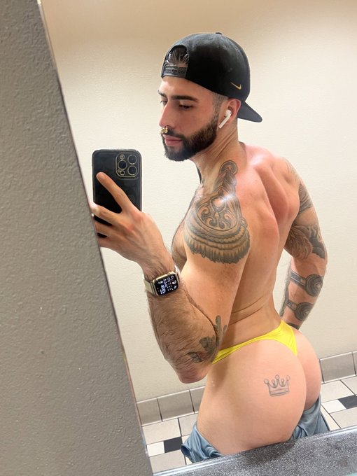 Pro tip:  Wearing thongs to the gym makes your leg day hit harder 🍗 https://t.co/N8peZbCIAJ<a href="/tag/citycinderella"class="tags"><span>#citycinderella</span></a>