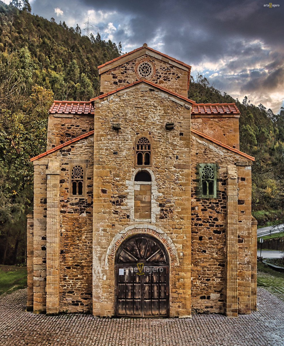 arteviajero_com's tweet image. Iglesia de San Miguel de Lillo (S. IX), Monte Naranco, Oviedo (#Asturias). Auténtica joya de la arquitectura prerrománica. Declarada Patrimonio de la Humanidad por la UNESCO
#FelizMartes #BuenosDias