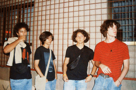 Perfecto Miserable es un cuarteto de #Castellón, creado en 2021,que apuesta por un #noisePop de melodías, guitarras distorsionadas y letras no tópicas. Radiamos No recuerdo nada y Si todo va bien, más, en directo, el 'Qué puedo hacer' de #LosPlanetas. lascallesdelpop.net/Lista%20Entrev…