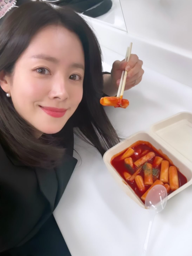 KDramaHandle's tweet photo. #HanJiMin received a snack truck from #ParkBoYoung on the set of SBS drama #Acquaintances (#BetweenGreetings). https://t.co/py6dkjV7wl