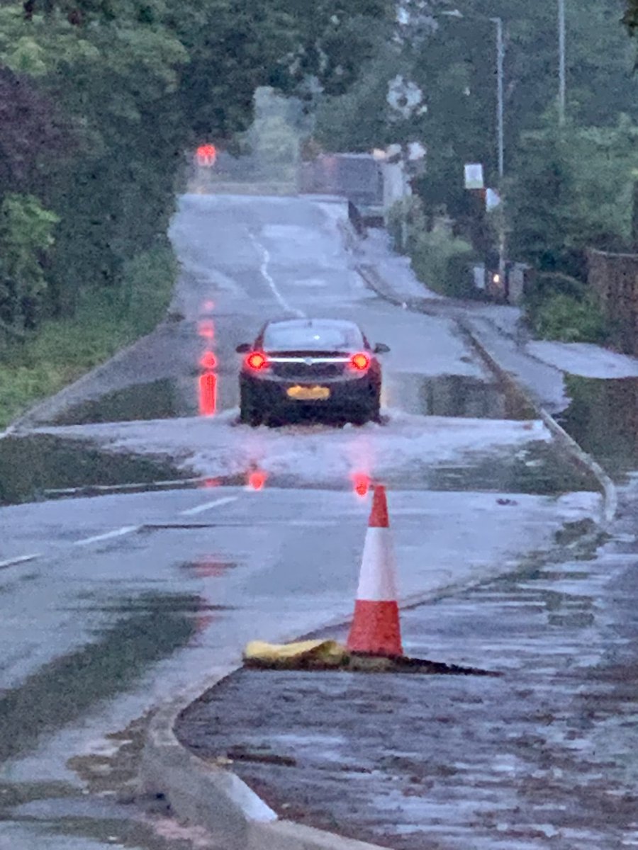 Unsy277's tweet photo. @Go_CheshireWest Ledsham Road flooded again thanks @Redrow @Redrowplc when will you sort out this huge problem 🤬 https://t.co/0JUz7qlzlr