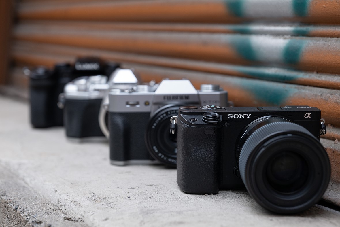masterphotoid's tweet photo. "Everyday Carry Camera" diartikan sebagai kamera yang dibawa sehari-hari. Untuk memotret kegiatan keseharian kita. Entah itu di kantor atau di jalanan. Yg jelas, pilihan kameranya harus kecil dan ringan ya.. https://t.co/v4qGQBxq5E