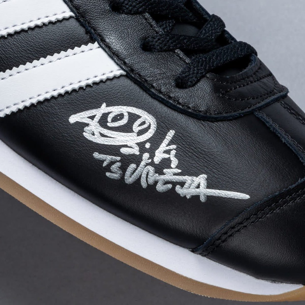 King Gnu 常田大希」のサイン入り「adidas COUNTRY」とオリジナル