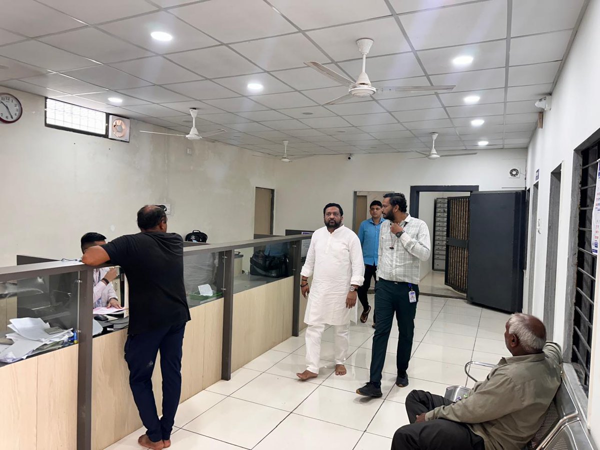 Kiritbhai_Patel's tweet photo. આજરોજ ધી જૂનાગઢ જિલ્લા સહકારી બેન્ક લી. @JDCCBank  ની બિલખા શાખા ની મુલાકાત લઇ શાખા મા ચાલતી કામગીરી નુ નિરિક્ષણ કરેલ.

#sahkarsesamriddhi  #JDCCBank #Junagadh https://t.co/HRJBbC5rYS