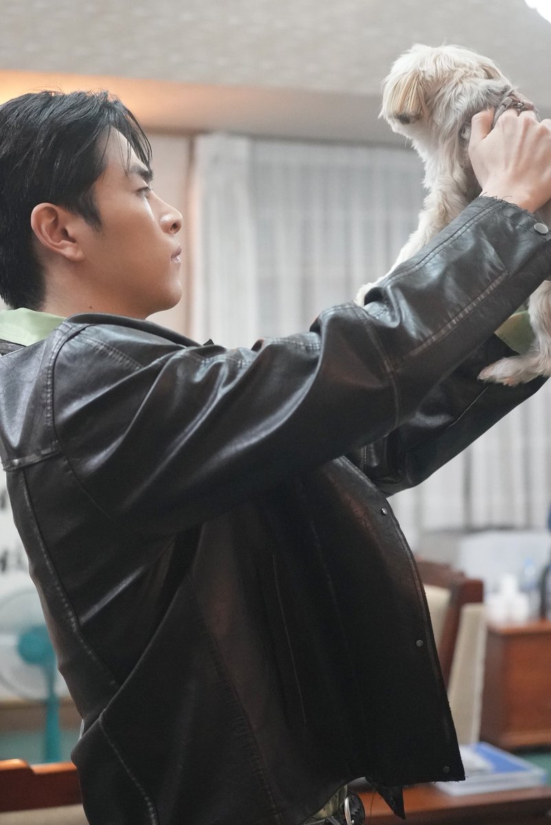 엄근진 표정으로
이러고 있는게 너무 웃김