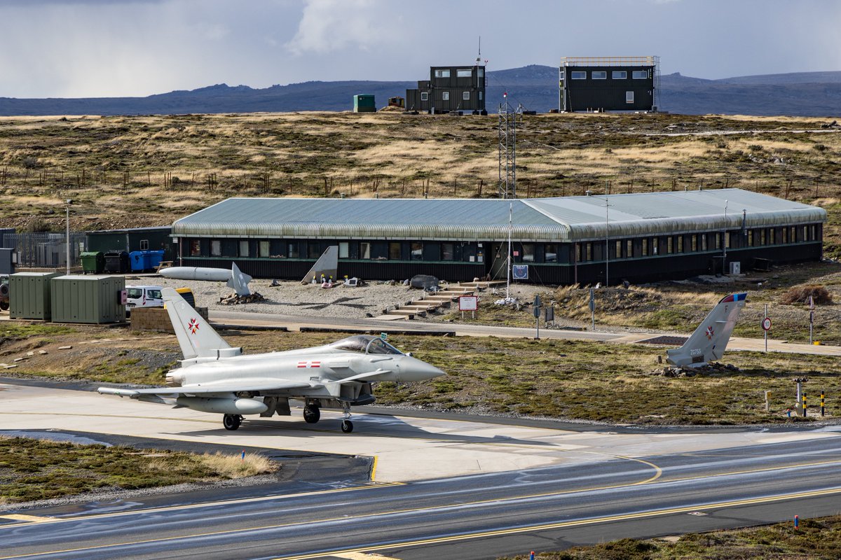 ant1_ignorancia's tweet photo. Dato: el nombre del escuadrón de la #RAF que defiende #Malvinas para la ocupación militar inglesa es el #No1435Flight.
Se compone en 2024 de 4 #EurofighterFGR4. Para finales de 2030 se esperan los primeros #F35 en las islas. Todo dentro de #MountPleasantComplex (MPC) https://t.co/9VQToB3aYI