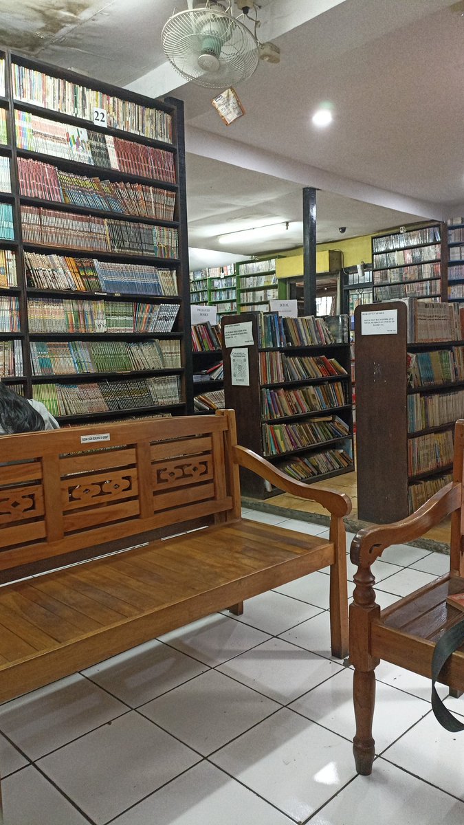 literarybase's tweet photo. /lt aku baru nemu perpus yg almost isinya komik di bandung, rekomendasi komik yg oneshoot atau yg banyak jilid nya dongg🥹 genre apapunn https://t.co/HbWEyosUGe