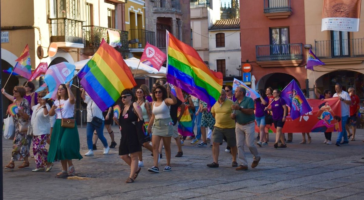Plasencia se llenó de color y diversidad para reivindicar los derechos de las personas LGTBIQ+.
Gracias a todos y todas las que nos acompañaron en la marcha y en la lectura del manifiesto. 
<a href="/EEntiende/">Extremadura Entiende</a> <a href="/TrianguloExt/">Fundación Triángulo Extremadura</a> <a href="/Ayto_Plasencia/">Ayto. de Plasencia</a> @mireyaconejero 🏳️‍🌈🏳️‍⚧️
