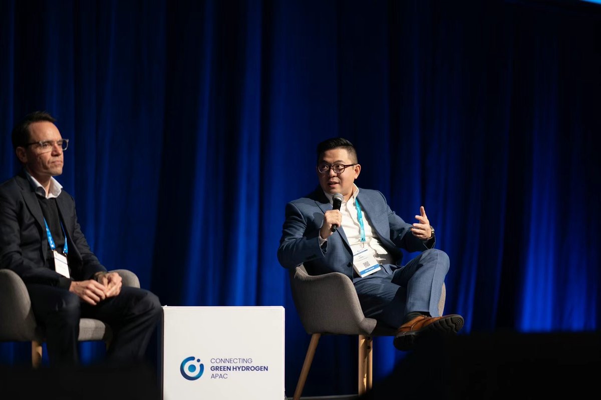 LONGi_Group's tweet photo. 📷Exciting moments at the Connecting Green Hydrogen APAC ! As the APAC Sales President of LONGi Hydrogen, it was a pleasure for Ren to take a seat at the round table among CSIRO, AGlG, Origin Energy, and Tokyo Gas, the green hydrogen industry pioneers. 🎯 #LONGiHydrogen #CGHA2024 https://t.co/mTzV14gPAU