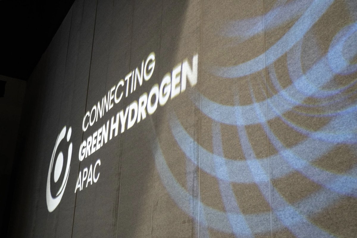 LONGi_Group's tweet photo. 📷Exciting moments at the Connecting Green Hydrogen APAC ! As the APAC Sales President of LONGi Hydrogen, it was a pleasure for Ren to take a seat at the round table among CSIRO, AGlG, Origin Energy, and Tokyo Gas, the green hydrogen industry pioneers. 🎯 #LONGiHydrogen #CGHA2024 https://t.co/mTzV14gPAU
