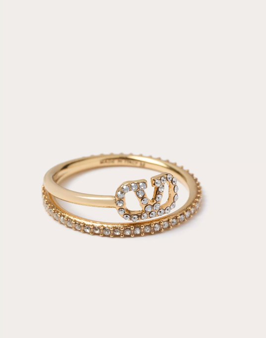 Valentino_Japan's tweet photo. #VLOGO があしらわれたジュエリーがメゾンのルックをパーフェクトに完成させます

ゴールドの新しいセレクションはこちら：
https://t.co/NSIjqjuhES https://t.co/BiR99stfwf