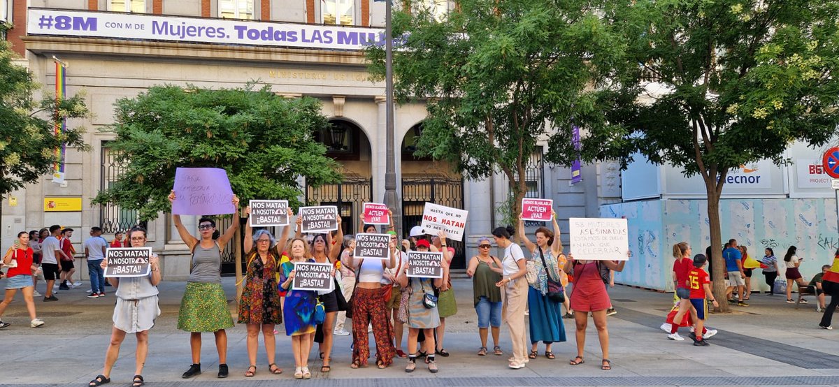 "Nos están asesinando y no os está importando", gritábamos ayer ante el Ministerio de Igualdad, entre miles de personas que pasaban de largo porque iban a celebrar la Eurocopa.
Me alegro de estar donde creo que debo estar, aunque nosotras seamos 20 y ellas/os 200.000.