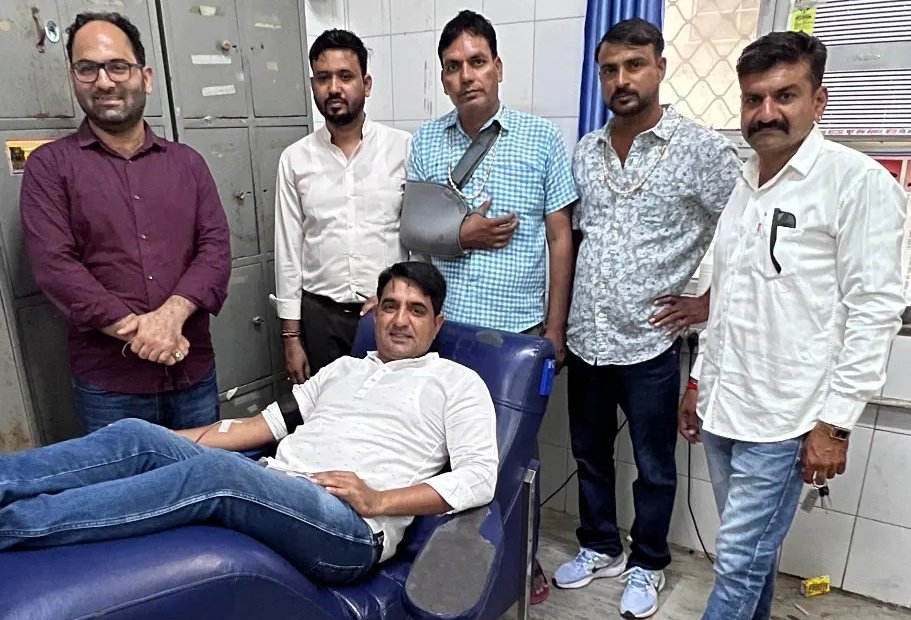 pavanmeenainc's tweet image. मेरे राजनीति सफर के दो संघर्षशील साथी, लाला गुर्जर और चेतन यादव, का जन्मदिन है। इस खास मौके पर न्यू मेडिकल कॉलेज स्थित ब्लड बैंक में आयोजित ब्लड डोनेशन कैंप में 50से अधिक साथियों ने रक्तदान कर इस दिन को यादगार बनाया। #BloodDonate #blooddonor #kota #Rajasthan