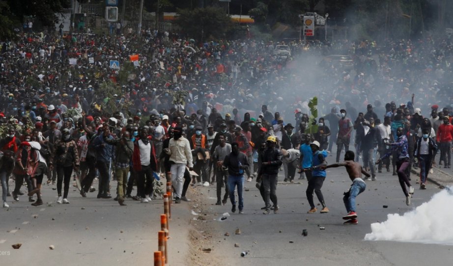 TonyblairW's tweet photo. This is not Libya. This is KENYA. These are not foreigners. They are Kenyans. Oppressed. Intimidated. And now TIRED. On Tuesday they say they are going to wake up, go out there and send a message. Repost Widely Africans

#Maandamano https://t.co/TO5YbcAsrg