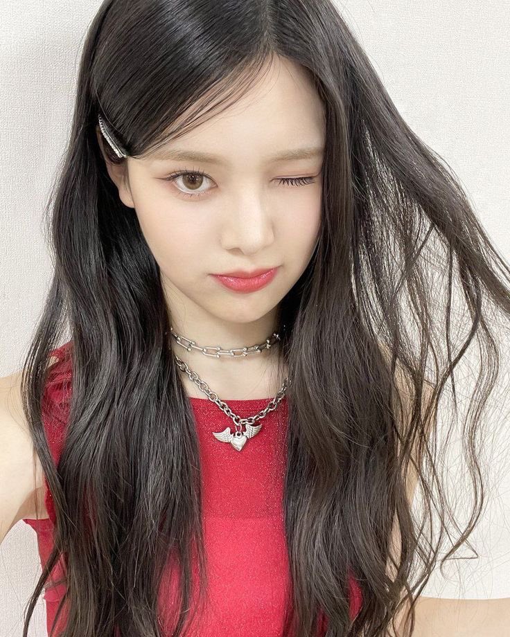 febryapink's tweet photo. i think i kind of see son naeun in izna’s bang jeemin

her face, her aura, her vibe. is it just me? https://t.co/Fpi1yaSR3z