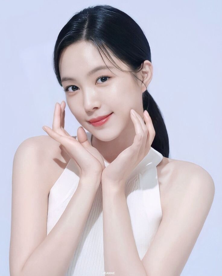 febryapink's tweet photo. i think i kind of see son naeun in izna’s bang jeemin

her face, her aura, her vibe. is it just me? https://t.co/Fpi1yaSR3z