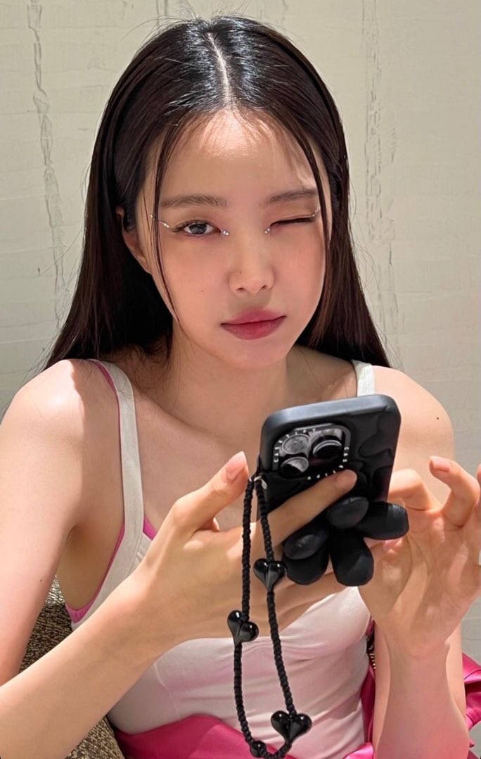 febryapink's tweet photo. i think i kind of see son naeun in izna’s bang jeemin

her face, her aura, her vibe. is it just me? https://t.co/Fpi1yaSR3z