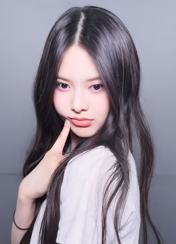 febryapink's tweet photo. i think i kind of see son naeun in izna’s bang jeemin

her face, her aura, her vibe. is it just me? https://t.co/Fpi1yaSR3z