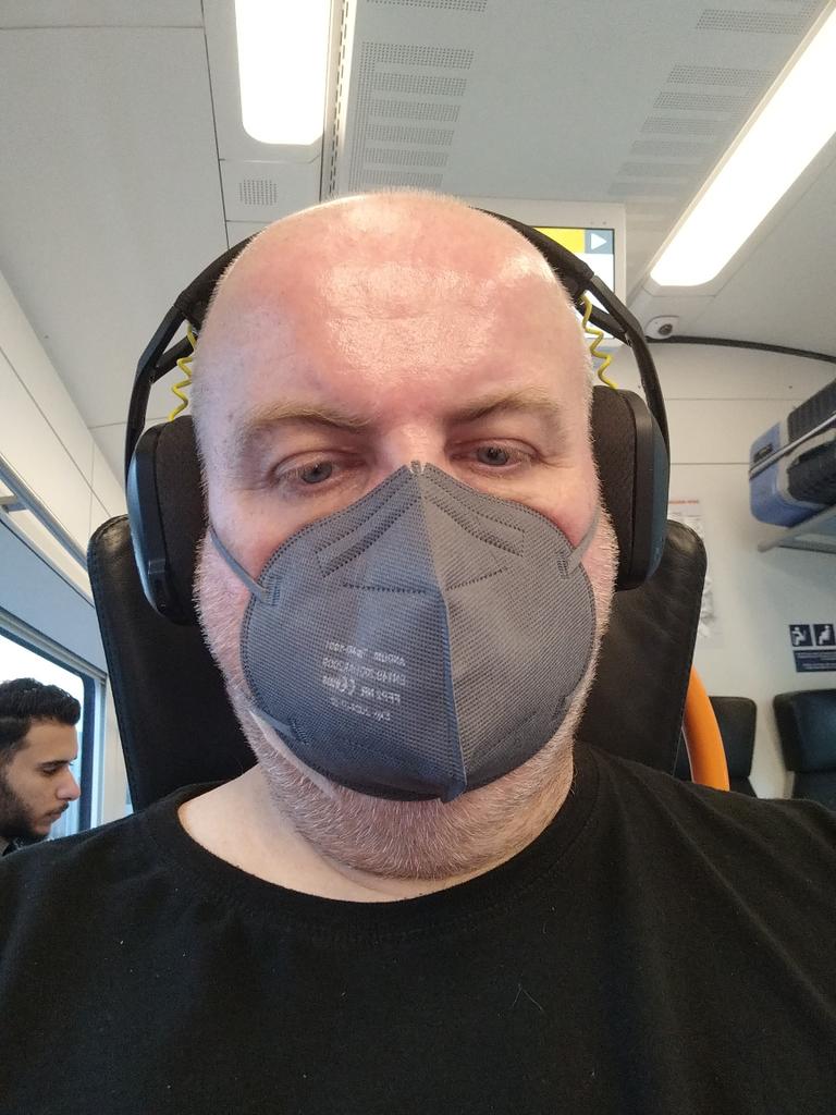 HuebnerMobil's tweet photo. Natürlich im Zug nur mit Maske unterwegs #BetterSafeThenSorry https://t.co/I3nIZisiew