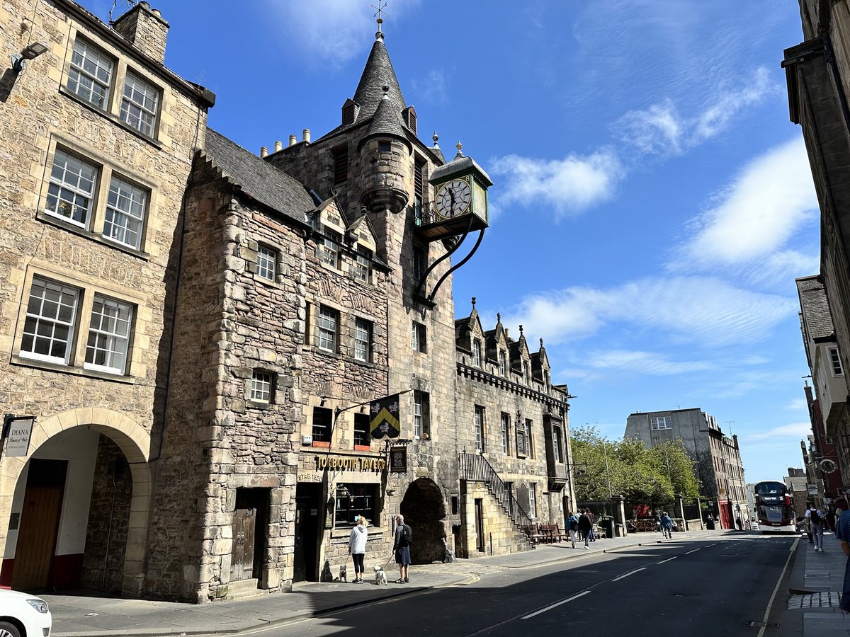 oli_edinburgh's tweet photo. My favourite building on the Royal Mile, with 200 years of Scottish hospitality 😜! The Tolbooth Tavern was originally built in 1591 as part of the Canongate Tolbooth and has tales of prisoners, warlocks, and eerie presences. #edinburghhistory #royalmile #edinburghpubs https://t.co/Au8LvxGuuR