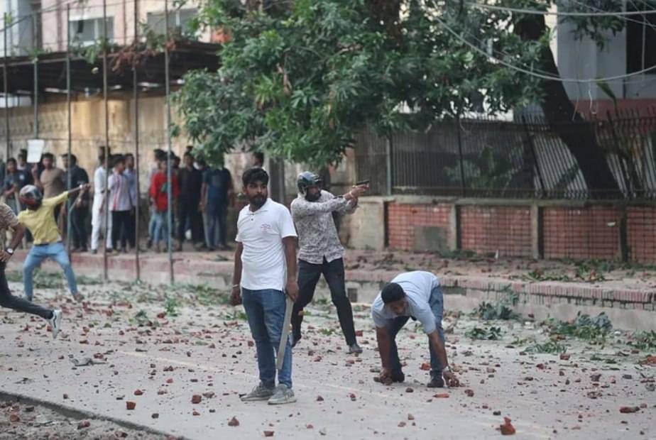 imsohelexpert's tweet photo. No, this is not 1971, it’s July 15th of 2024.
This is what our government is doing to the students. They sent their goons to beat and kill the protesters. Bangladesh needs help. Wake up everyone, it’s time! 
 #QuotaMovement #quotamovementbangladesh #SaveBangladeshiStudents https://t.co/Z7pHhV0CZh