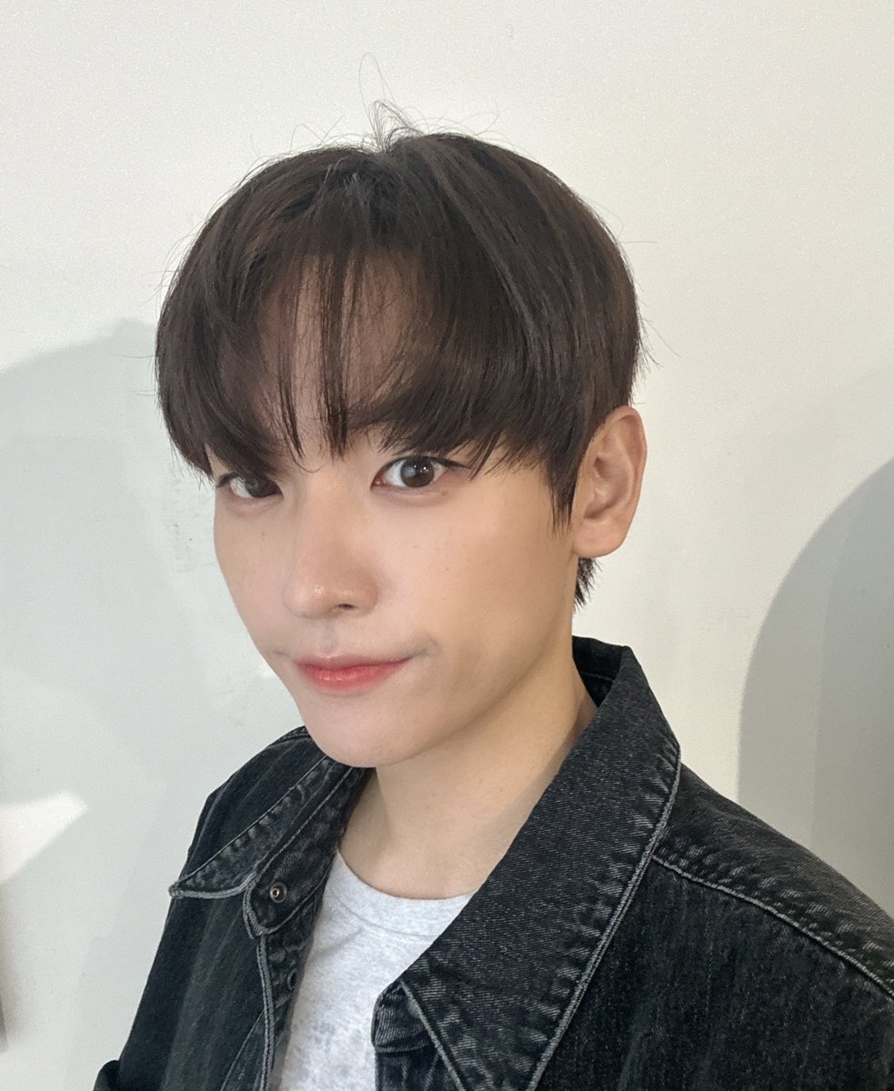 SF9_official_jp's tweet photo. ／
#インソン から
写真とメッセージが到着しました!!🤳💚
＼

お久しぶりです！ 皆さんお元気でしょうか？ 
先週のファンミーティングの誕生日、そして公演まで たくさんのお祝いと応援をしてくださって ありがとうございます。 https://t.co/AGkhM3kzPo