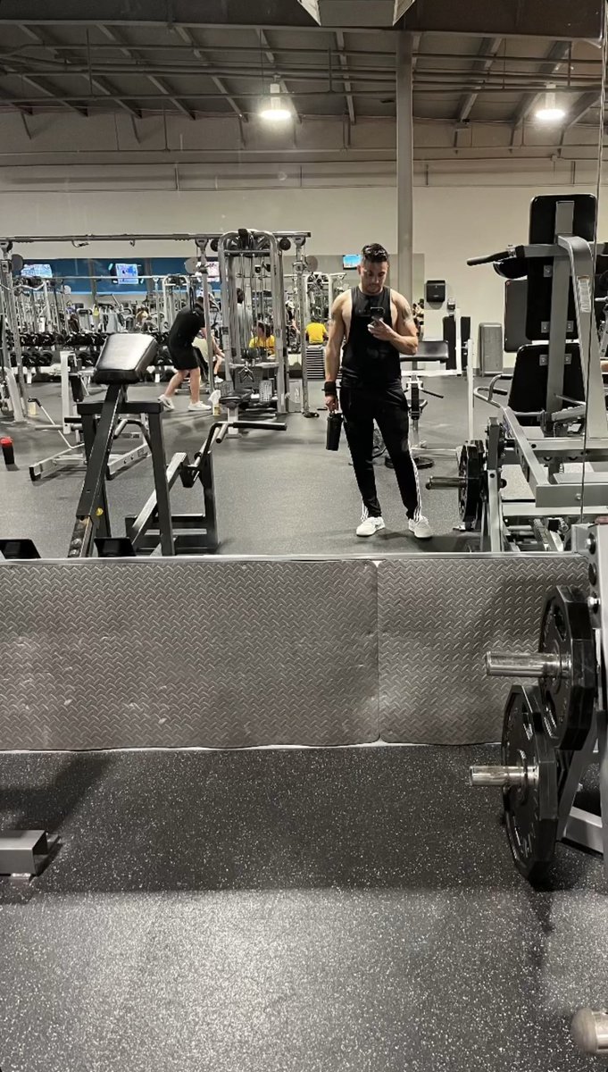 maxxxval's tweet photo. Late night gym sesh 💪🏼 https://t.co/dgfZExSnOP